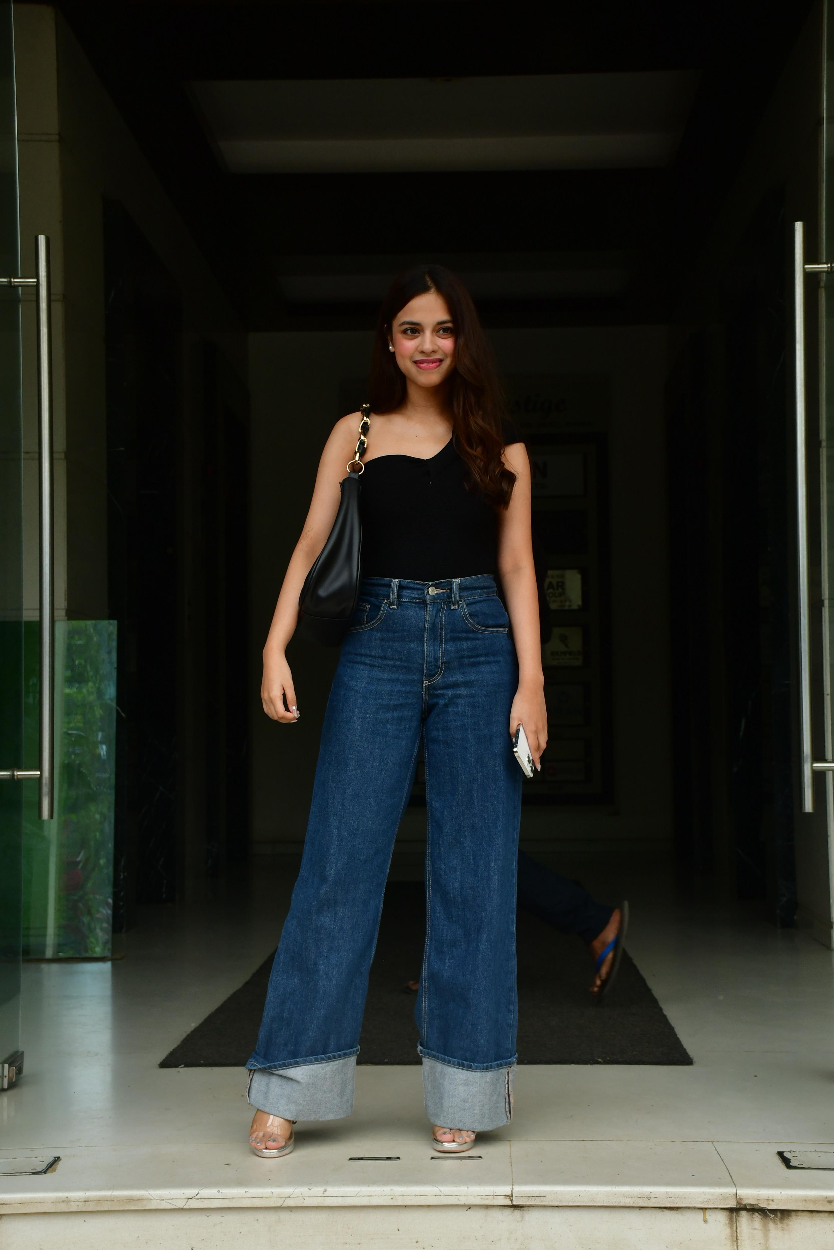 <p>Laapataa Ladies star Nitanshi Goel was spotted in Andheri today. She looked chic in a blue wide-legged jeans with a cute black tube top.</p>